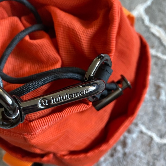 COPY - Lululemon Dash All Day Bucket Bag - Picture 4 of 9